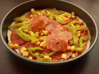 14、萨拉米培根玉米披萨,撒玉米和青椒