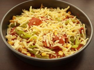 15、萨拉米培根玉米披萨,在铺一层马苏里拉芝士，入烤箱中层，200度15分钟