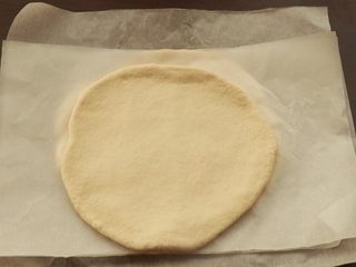 17、萨拉米培根玉米披萨,配方约为四份九寸模具的量，其余三份擀开，隔油纸放冰箱冷冻，随吃随取