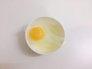 2、奥利奥咸奶油蛋糕卷,蛋黄蛋白分离，分别放在两个无油无水的容器中。