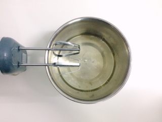 5、奥利奥咸奶油蛋糕卷,在蛋清中滴入几滴白醋，用打蛋器高速打发蛋清。