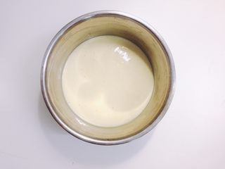 9、奥利奥咸奶油蛋糕卷,然后用刮刀挖出三分之一的蛋白霜，加入蛋黄糊中，用刮刀从下往上切拌，不可搅拌以免消泡。