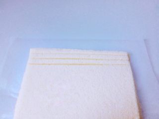 14、奥利奥咸奶油蛋糕卷,可以在边缘处切几刀，如上图，方便蛋糕卷起来，但是力度不能太大，不可以切断。