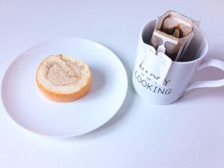 16、奥利奥咸奶油蛋糕卷,接着在蛋糕卷上抹上厚厚的奶油，卷紧实，（此步骤没来得及拍图）然后用油纸包好放在冰箱冷藏2小时候，拿出就可以切片了。