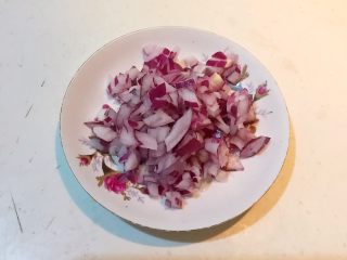 3、香肠苹果披萨,紫圆葱切成小丁