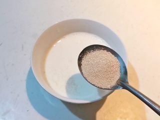 8、香肠苹果披萨,碗里加入纯牛奶60克，加入3克酵母粉