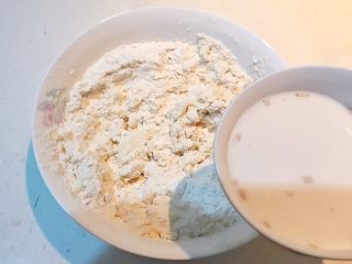 14、香肠苹果披萨,加入牛奶酵母水，边倒边搅拌