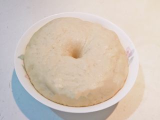 17、香肠苹果披萨,面饧发好了