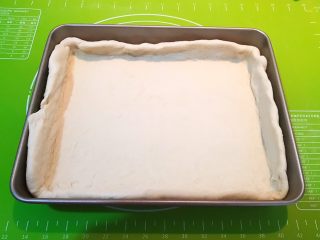 21、香肠苹果披萨,把面皮放入烤盘