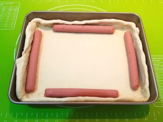 22、香肠苹果披萨,在面皮四边放上火腿肠