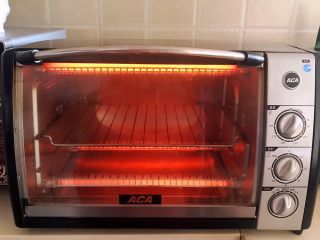 35、香肠苹果披萨,烤箱180W预热8分钟