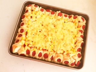 38、香肠苹果披萨,香肠苹果披萨出炉了，好香啊～