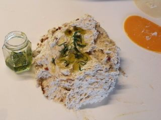 3、 迷迭香佛卡夏,将主面团材料除迷迭香橄榄油先不加外，先将其他材料包括西红柿干揉成略微起筋的面团，再加入泡过迷迭香的橄榄油和迷迭香，继续揉成有筋性的面团。