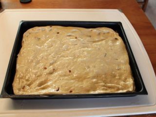 6、 迷迭香佛卡夏,将面团拉开，平铺于铁盘上。