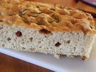 11、 迷迭香佛卡夏,外皮薄酥内里柔软有弹性，香草香气清爽，洋溢橄榄油香，单吃或佐汤都合宜，好吃！蕃茄干也增加不少风味。