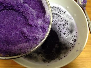 2、彩色简版凉皮,用料理机加少量水搅打成蓉，过滤出原汁