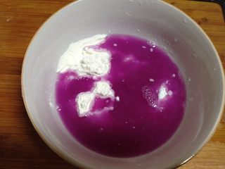 7、彩色简版凉皮,把红色汁水慢慢倒入粉内，边搅拌均匀