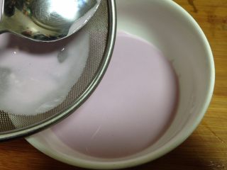 8、彩色简版凉皮,用筛子过滤面浆