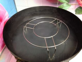 11、彩色简版凉皮,烧沸的水中加入蒸架