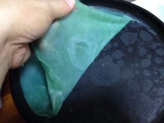 14、彩色简版凉皮,取出盘放凉些，轻轻揭起凉皮（两面要稍微刷一点油防粘）
