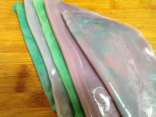 15、彩色简版凉皮,反复操作步骤11~步骤16，直至面浆蒸完