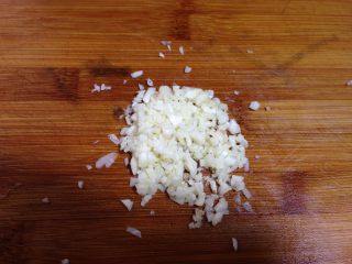 17、彩色简版凉皮,蒜切碎