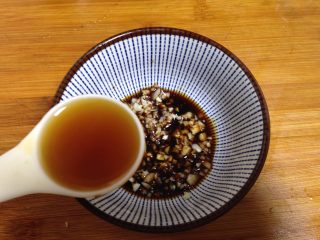 20、彩色简版凉皮,蒜蓉入碗加入生抽、米醋