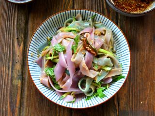 24、彩色简版凉皮,将辅料和调味汁倒在凉皮上拌匀即可