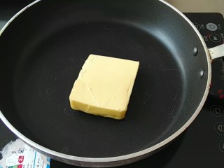 2、网红甜品+ 雪花酥,将黄油小火融化。