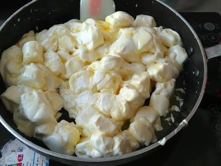 3、网红甜品+ 雪花酥,倒入棉花糖，小火翻拌。