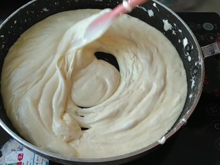 4、网红甜品+ 雪花酥,搅拌至棉花糖完全融化。