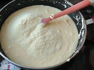 5、网红甜品+ 雪花酥,倒入奶粉。