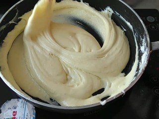 6、网红甜品+ 雪花酥,小火翻拌均匀。和牛轧糖一个道理，翻拌时间越长雪花酥口感越硬越有嚼劲；反之则偏软，个人感觉搭配饼干软点好吃。