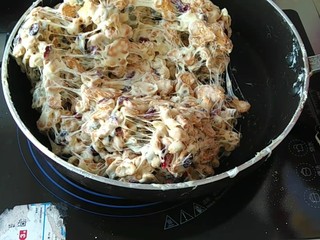 9、网红甜品+ 雪花酥,带一次性手套，直接揉匀。尽量别将饼干揉碎。