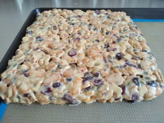 10、网红甜品+ 雪花酥,按压成型。尽量压实，别让里面有太大空隙，否则切出来不好看。