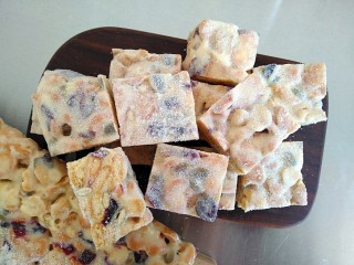 11、网红甜品+ 雪花酥,表面撒粉，切块。