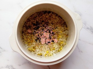 2、牛油果三文鱼米饭披萨,熟米饭里倒入适量拌饭料