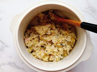 3、牛油果三文鱼米饭披萨,搅拌均匀