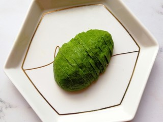 5、牛油果三文鱼米饭披萨,牛油果取半个切片