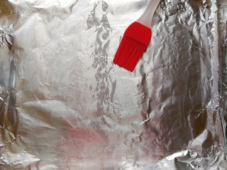 6、牛油果三文鱼米饭披萨,烤盘去上锡纸，刷上一层油防粘