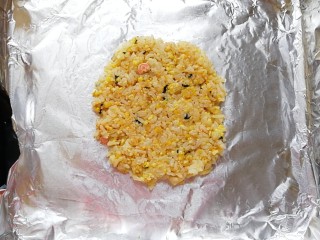 7、牛油果三文鱼米饭披萨,把米饭压成饼放入烤盘（压实一些这样不会散）