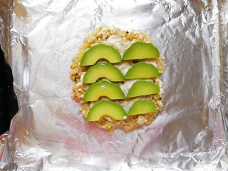 8、牛油果三文鱼米饭披萨,米饭饼上刷一层沙拉酱，再铺上牛油果