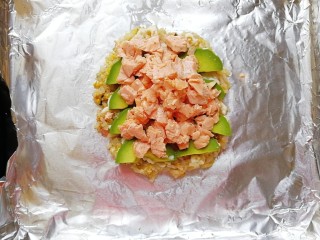 9、牛油果三文鱼米饭披萨,再铺上煎好的三文鱼