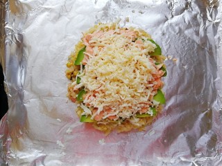 10、牛油果三文鱼米饭披萨,撒上适量的奶酪碎