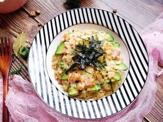 11、牛油果三文鱼米饭披萨,烤箱180度预热10分钟，放入烤盘，170度上下火中层烤12分钟左右即可，出炉炒面撒上海苔