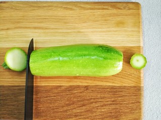 1、捞汁西葫芦,西葫芦洗净,去头去尾