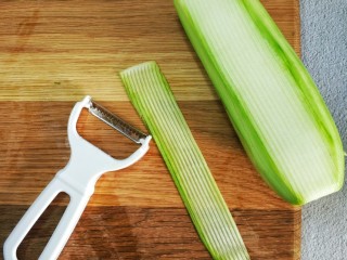 3、捞汁西葫芦,用这种刨丝器,尽量整齐的刨成细丝