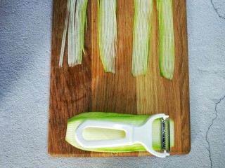 4、捞汁西葫芦,依次排列