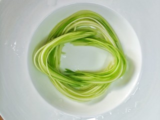 7、捞汁西葫芦,再取一缕按照相对的位置叠加一个半圆,如图所示