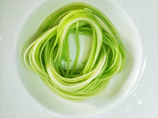 8、捞汁西葫芦,再按照之前步骤继续叠加